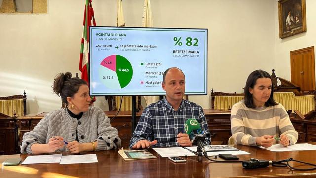 Estitxu Urtizberea, Igor Enparan y Garoa Lekuona, en el ayuntamiento de Hondarribia.