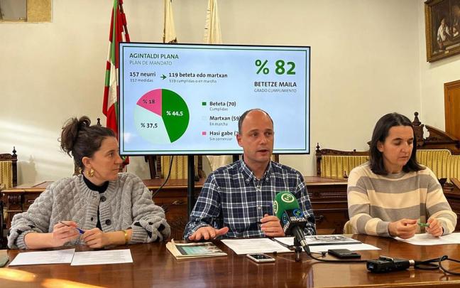 Estitxu Urtizberea, Igor Enparan y Garoa Lekuona, en el ayuntamiento de Hondarribia.