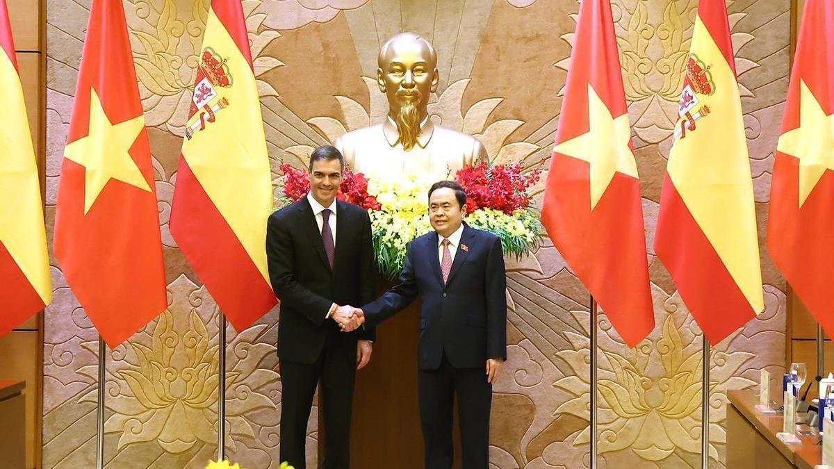 Pedro Sánchez saluda al presidente de la Asamblea Nacional de la República Socialista de Vietnam, Tran Thanh Man, durante su encuentro en Hanói.