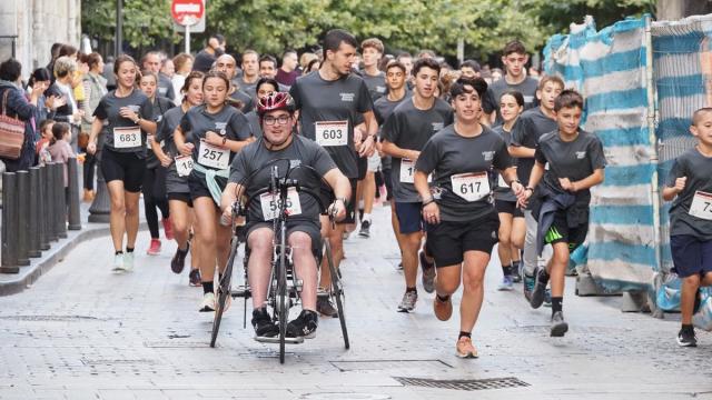 Participanes en la carrera en solidaridad con las personas con esclerosis múltiple celebrada en 2024.