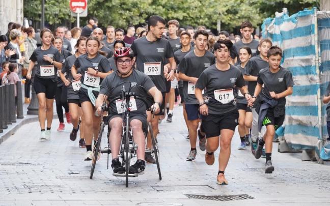Participanes en la carrera en solidaridad con las personas con esclerosis múltiple celebrada en 2024.