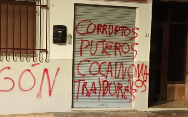 Sede del PSOE en la localidad almeriense de Vera, con pintadas ofensivas / PSOE Sede del PSOE en la localidad almeriense de Vera, con pintadas ofensivas