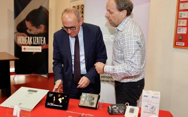 El diputado general de Álava y el presidente de Cruz Roja en Álava con los dispositivos de Etxean Bai
