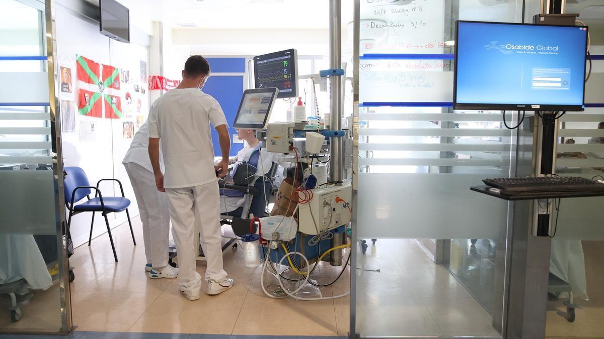 La atención paliativa en el hogar evita que los menores deban pasar más tiempo en los hospitales. En la imagen, una unidad de la UCI de un centro de la red pública vasca.