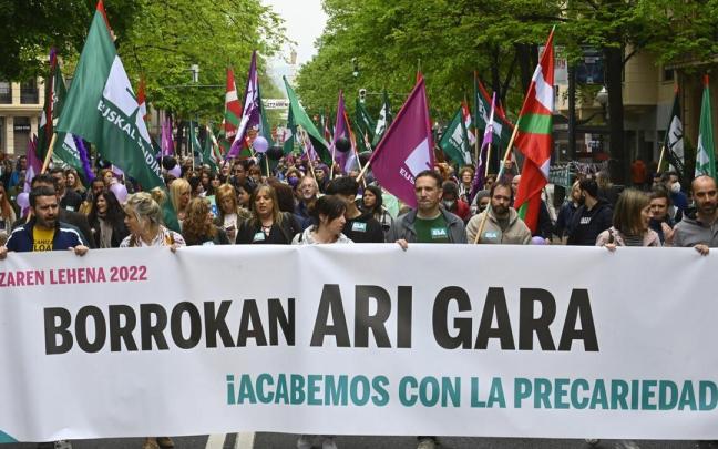 Un momento de una de las manifestaciones desarrolladas el año pasado en Bilbao con motivo de la festividad del Primero de Mayo. Un momento de una de las manifestaciones desarrolladas el año pasado en Bilbao con motivo de la festividad del Primero de Mayo.