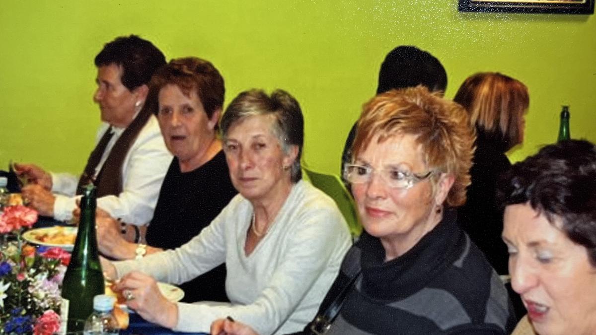 Mujeres en la cena que los hombres preparaban para ellas en el Batzoki de Beasain