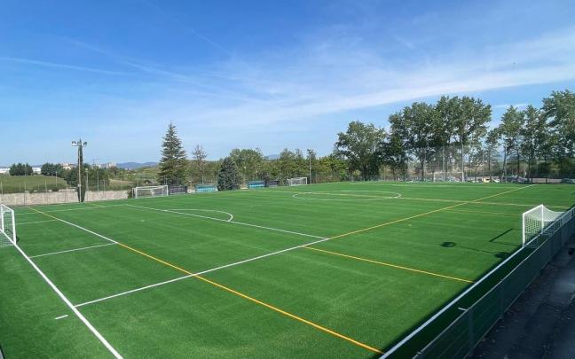 Gasteizko Udalak 385.900 euro inbertitu ditu Olaranbeko 3. futbol zelaiko belar artifiziala ordezkatzeko.