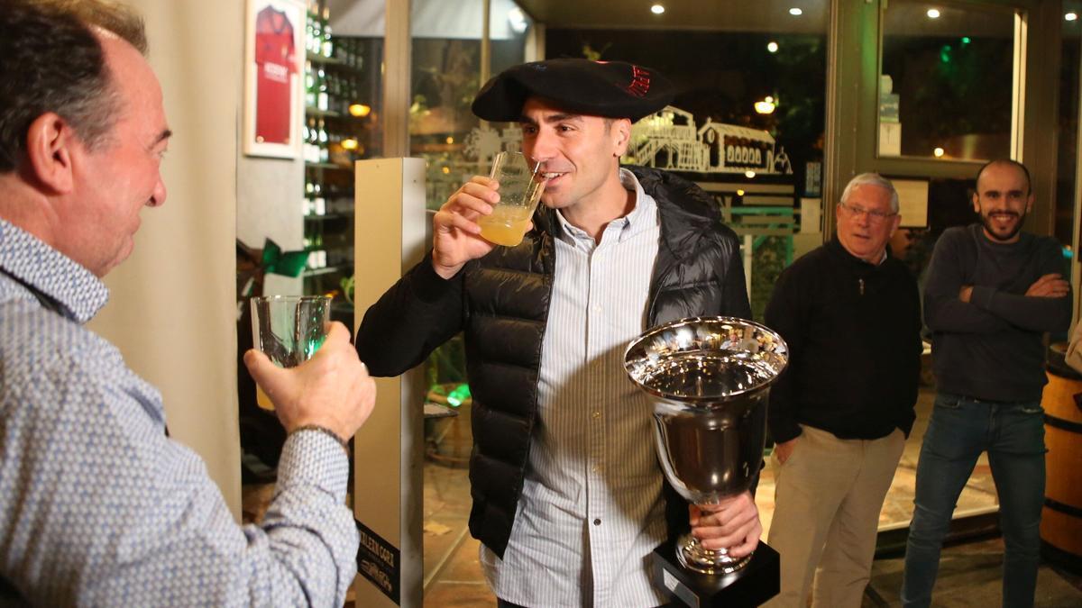 Fotos de la celebración de Peio Etxeberria tras lograr su primera txapela del Cuatro y Medio