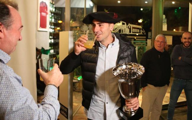 Fotos de la celebración de Peio Etxeberria tras lograr su primera txapela del Cuatro y Medio