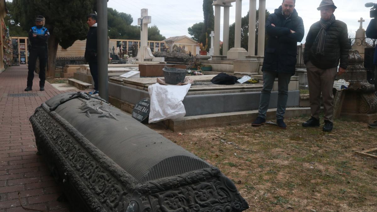Toquero y el bisnieto de Gaztambide, Joaquín Gaztambide, observan el ataúd donde se pensaba que iba a estar
