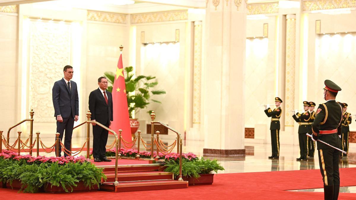 Sánchez junto al primer ministro chino, Li Qiang, antes de reunirse con Xi Jing Ping