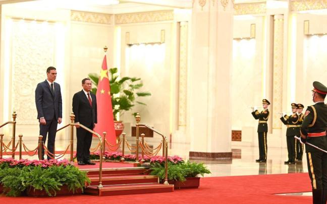 Sánchez junto al primer ministro chino, Li Qiang, antes de reunirse con Xi Jing Ping Sánchez junto al primer ministro chino, Li Qiang, antes de reunirse con Xi Jing Ping