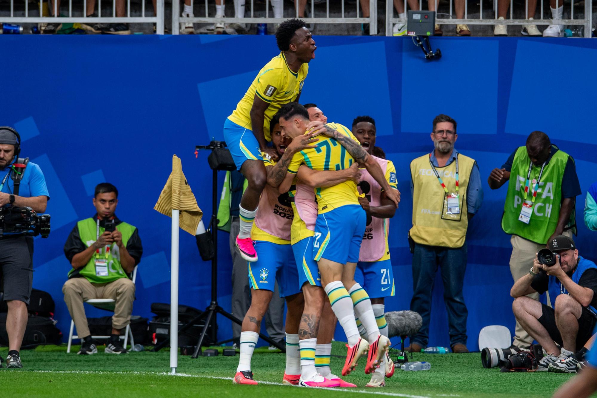 Brasil celebra el gol de Gabriel Martinelli.
