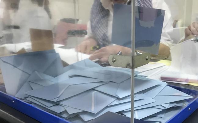 Urna con papeletas al Parlamento europeo