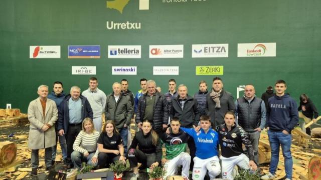 Los cuatro homenajeados, con los alcaldes de Urretxu y Zumarraga, los aizkolaris, los bertsolaris y los organizadores.