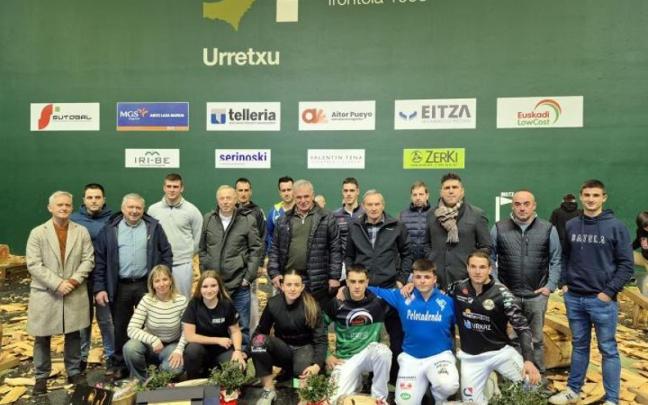 Los cuatro homenajeados, con los alcaldes de Urretxu y Zumarraga, los aizkolaris, los bertsolaris y los organizadores.