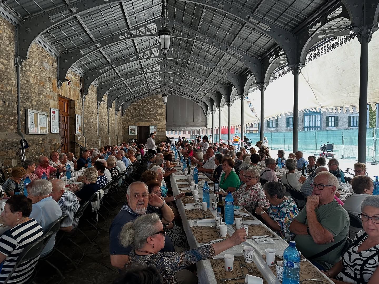 La comida de mayores de las fiestas de 2025 tuvo lugar en el pórtico de la parroquia