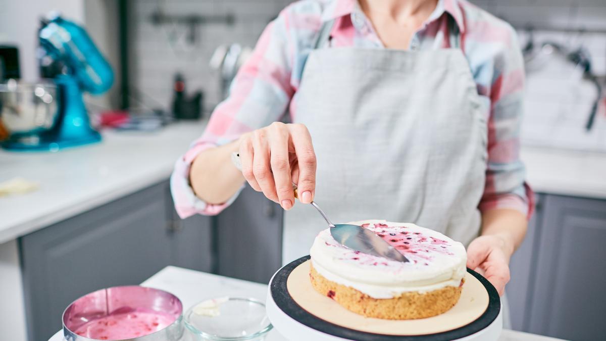 Una persona cocinando un pastel, en una imagen de archivo.