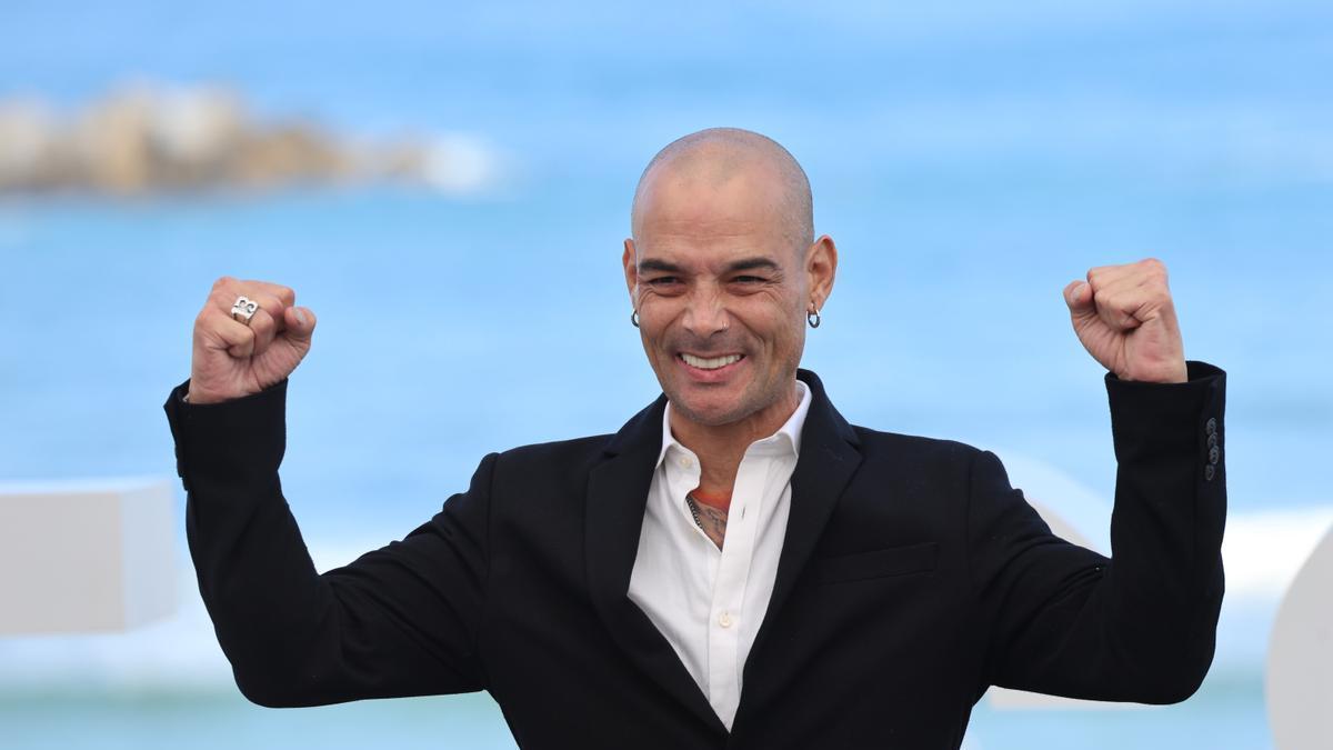 El campeón olímpico Gervasio Deferr posa en el photocall de la serie 'El Gran Salto' durante el Festival de Donostia.