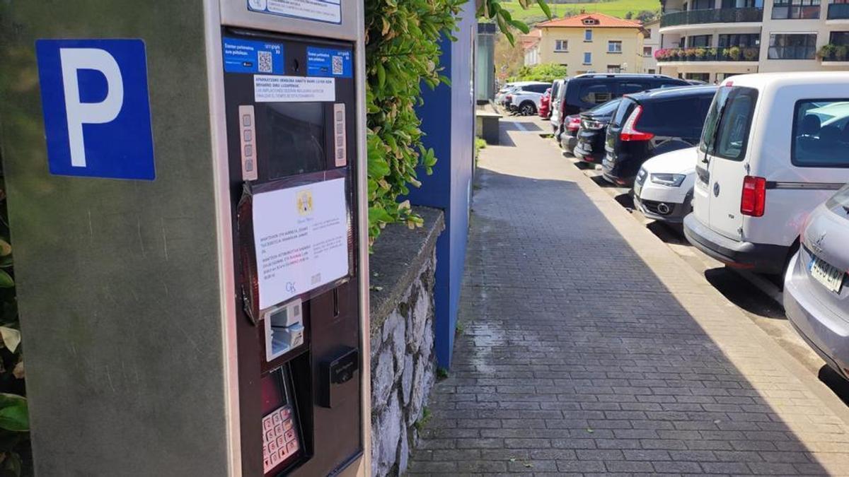 Las máquinas que regulan el estacionamiento OTA están a punto de entrar en servicio en Deba.