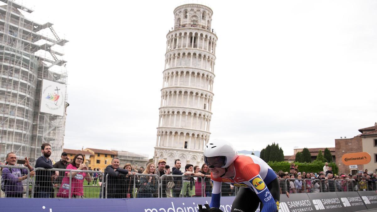 Hoole, vencedor de la crono con final en Pisa.