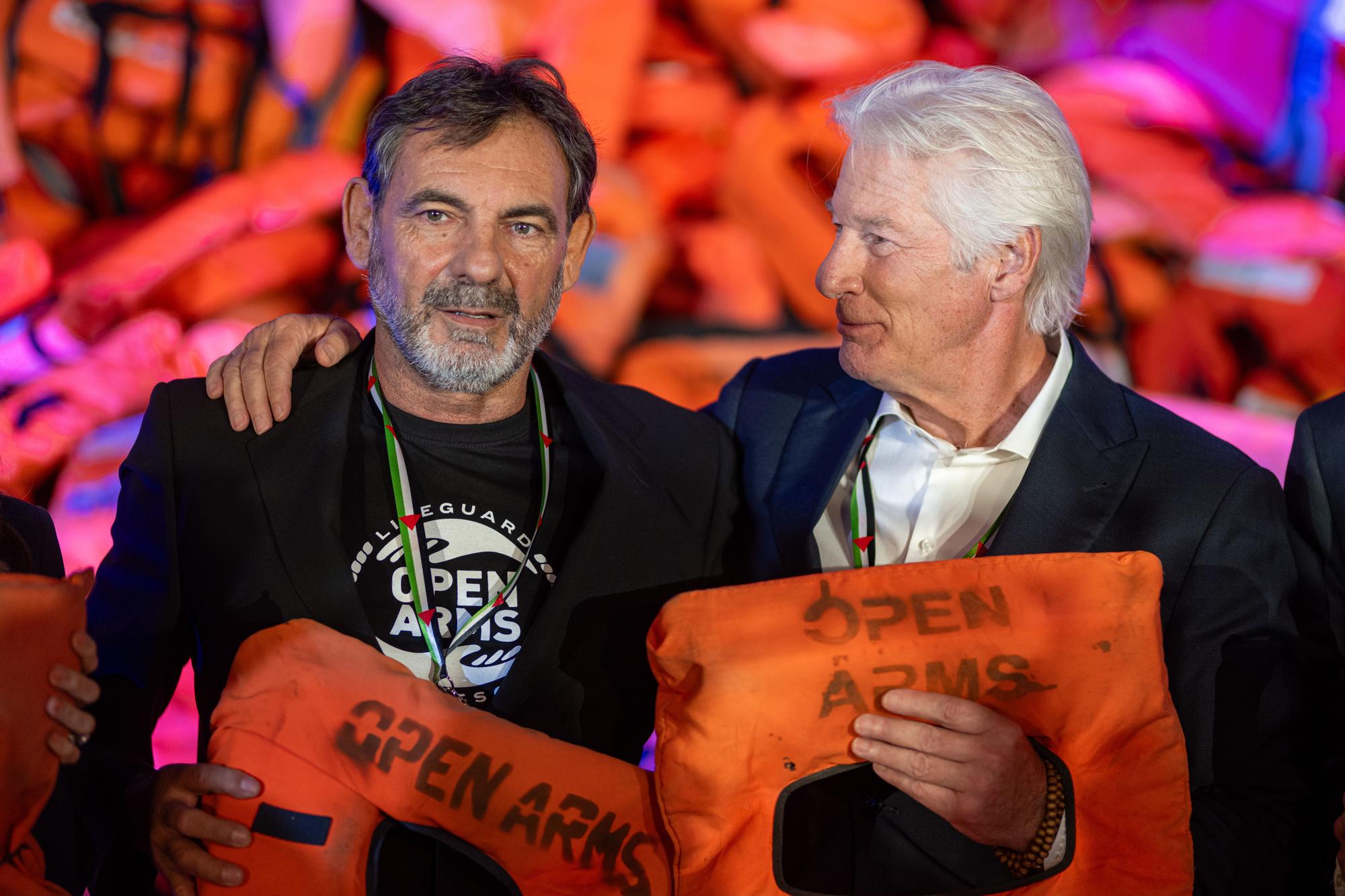 El fundador de Open Arms, Òscar Camps, y el actor Richard Gere.