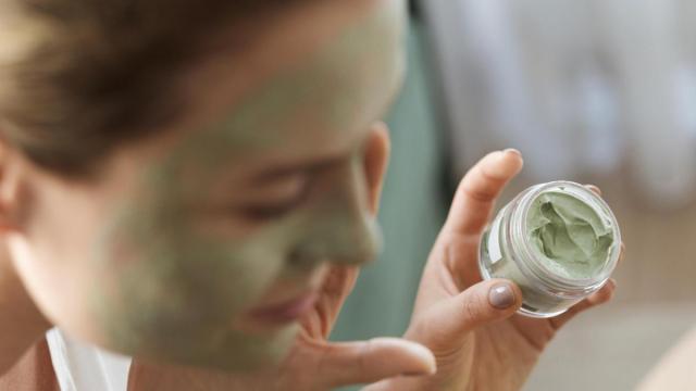 Antes de aplicar una mascarilla es importante una buena limpieza de la piel.