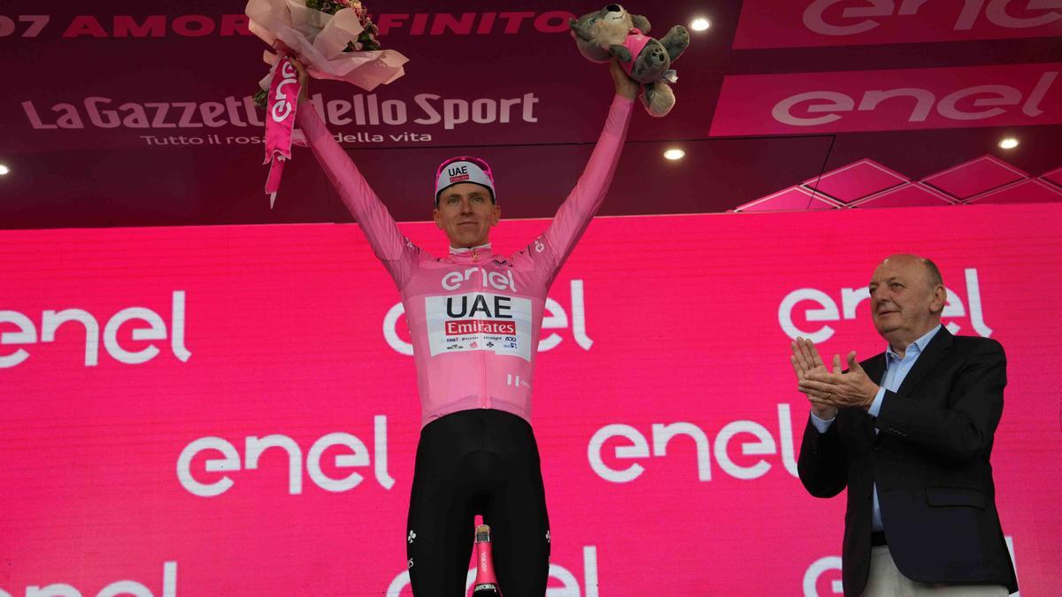 Pogacar, de rosa, líder de la carrera.