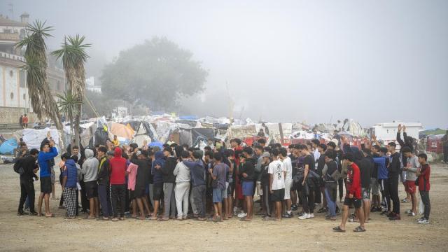 Un grupo de 50 menores se concentra para pedir acceso a los recursos de acogida, en la playa del Trampolín, a 30 de septiembre de 2026