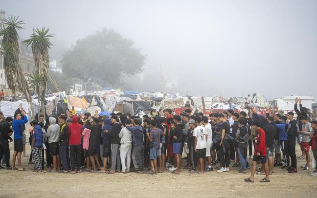 Un grupo de 50 menores se concentra para pedir acceso a los recursos de acogida, en la playa del Trampolín, a 30 de septiembre de 2026
