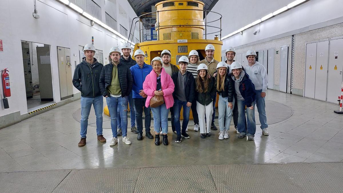 Estudiantes de ingeniería en las instalaciones de Iberdrola en Barazar.