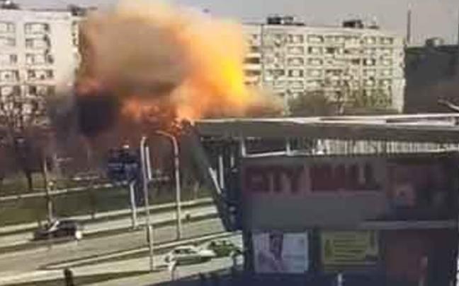 Ataque a un edificio de apartamentos en la ciudad ucraniana de de Rzhishchiv Ataque a un edificio de apartamentos en la ciudad ucraniana de de Rzhishchiv