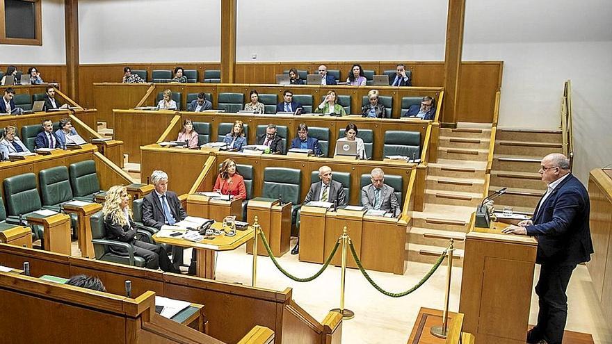 Joseba Egibar interviene en el pleno de ayer en el Parlamento Vasco. | FOTO: EFE