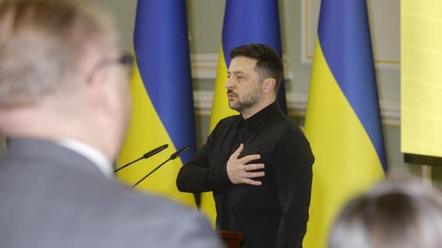 El presidente ucraniano, Volodimir Zelenski, atiende a los medios.