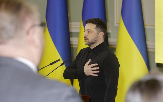 El presidente ucraniano, Volodimir Zelenski, atiende a los medios.