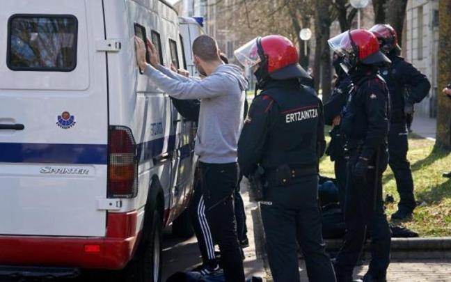 Imagen de archivo de una detención de la Ertzaintza tras unos altercados en la EHU