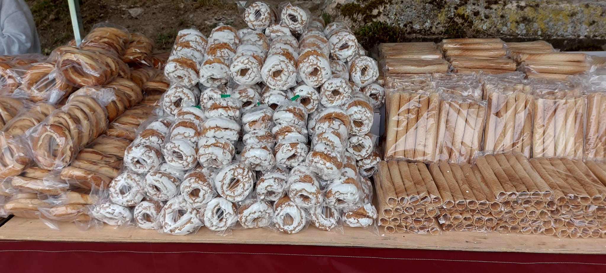 Rosquillas de varios tipos, en un puesto de las campas de Armentia