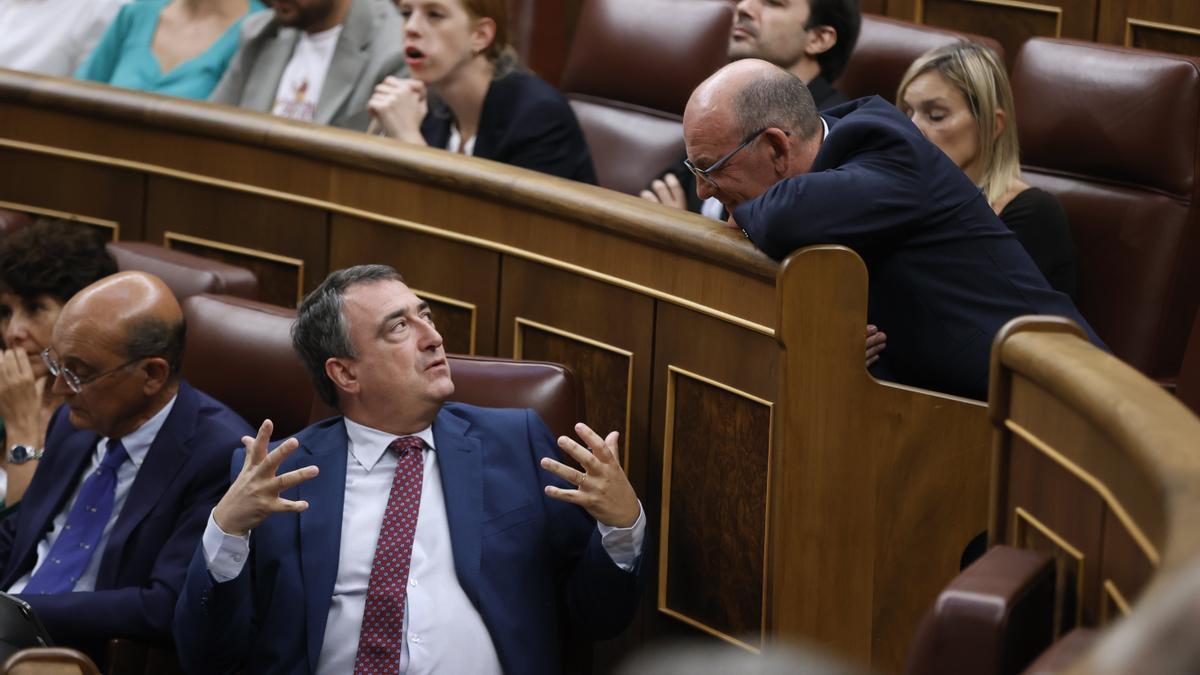 Aitor Esteban y Joseba Agirretxea, en el pleno en que este último intervino íntegramente en euskera.