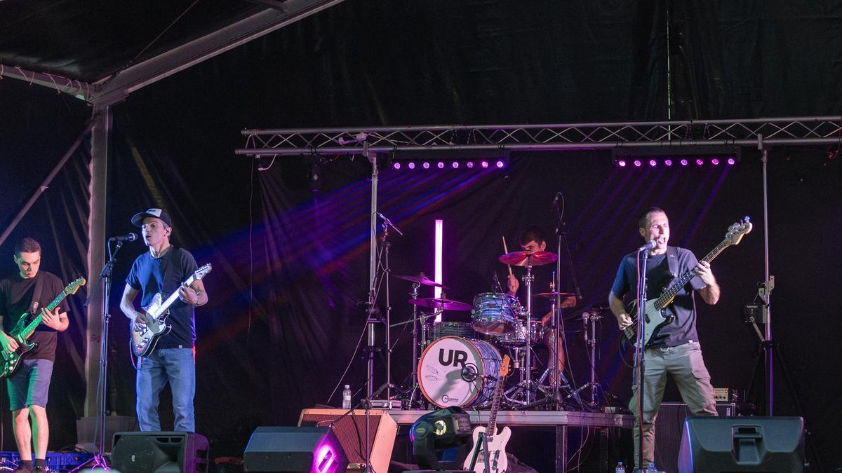 Ur, durante la actuación que le dio el primer premio en la primera edición de Izengabeak.