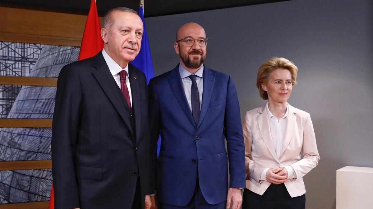 El presidente turco, Recep Tayyip Erdogan, el presidente del Consejo Europeo, Charles Michel, y la presidenta de la Comisión Europea, Ursula von der Leyen, en una foto de archivo.