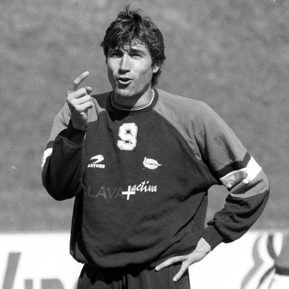 Además de pasar por el club rojiblanco, Julio también siguió con su carrera en distintos clubes. El último en el que recaló antes de retirarse definitivamente fue en el Deportivo Alavés, donde concluyó en la temporada 99/00.