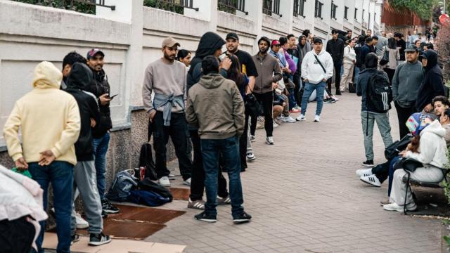 Varias personas hacen cola para conseguir el certificado de vulnerabilidad en una Oficina de Asistencia en Madrid.