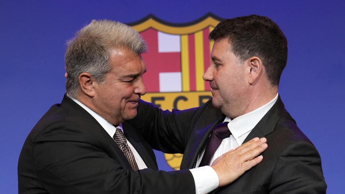 Eduard Romeu (d) junto al presidente del club, Joan Laporta, durante el anuncio de su renuncia.