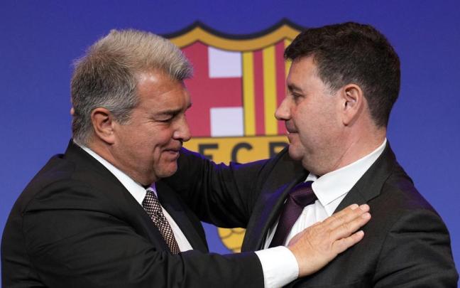 Eduard Romeu (d) junto al presidente del club, Joan Laporta, durante el anuncio de su renuncia.