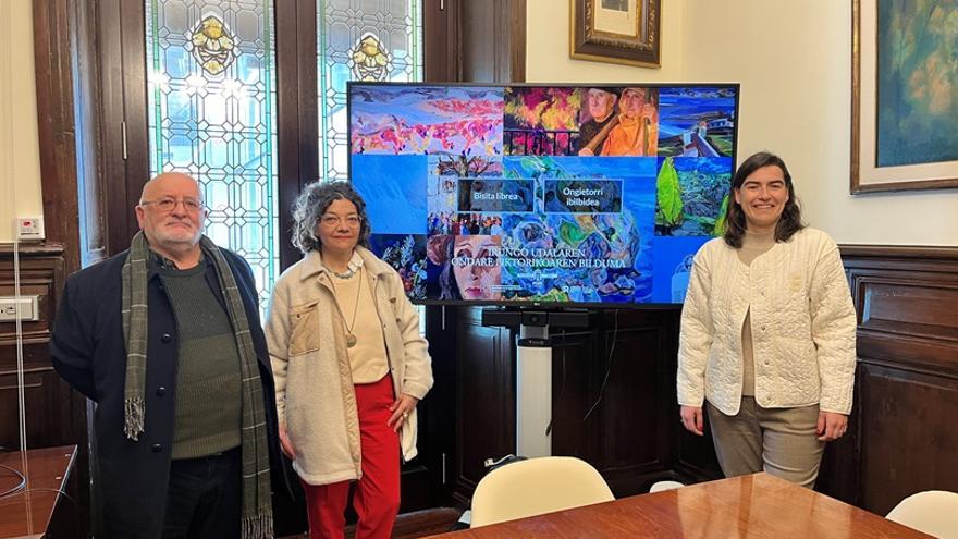 Los artistas Javier Sagarzazu y Pilar Soberón junto a la delegada de Cultura, Nuria Alzaga.