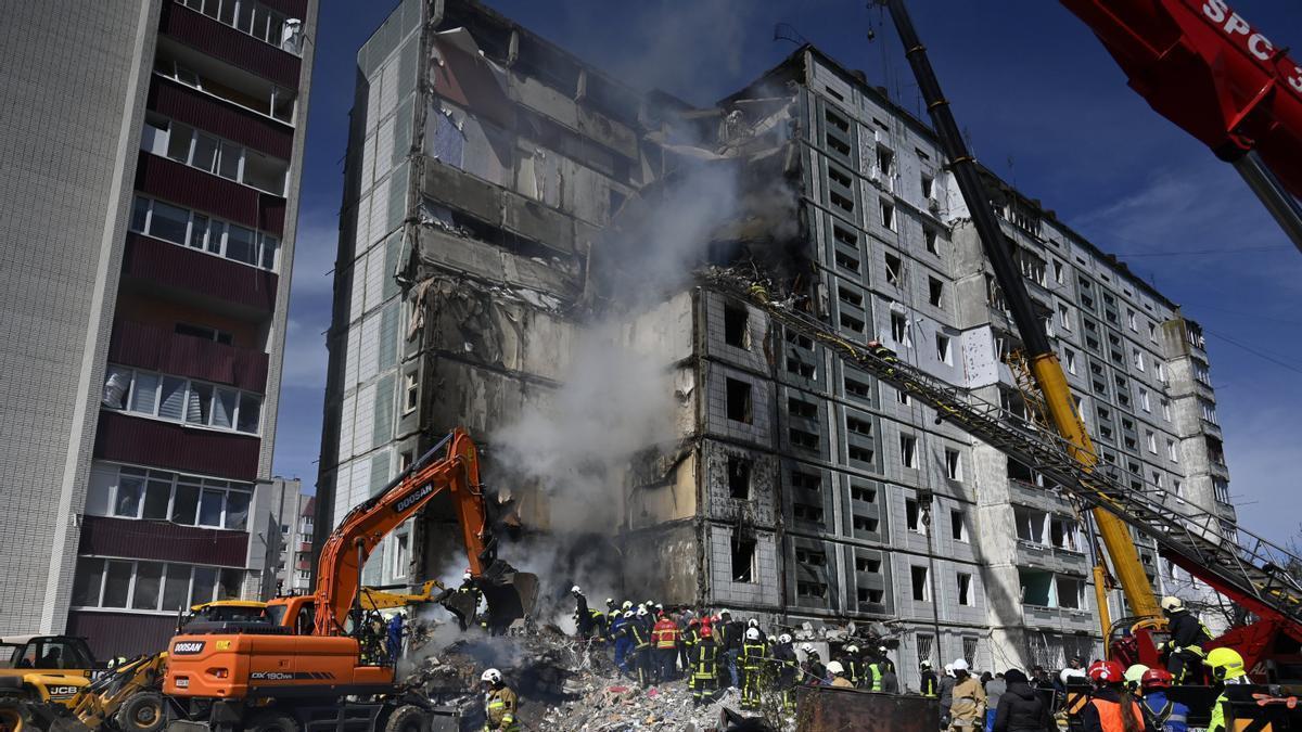 Edificio en la ciudad de Uman dañado en los bombardeos masivos de Rusia a Ucrania del pasado viernes.