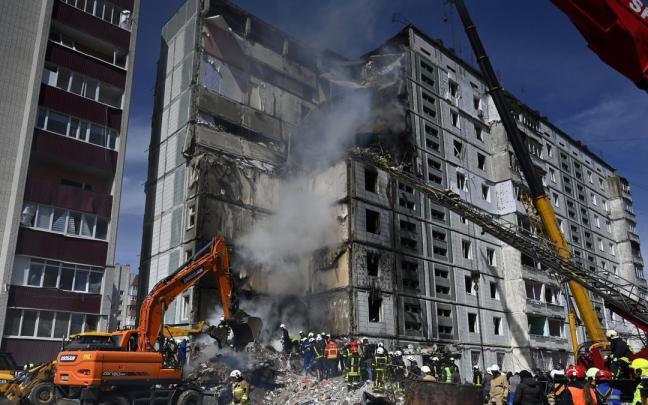 Edificio en la ciudad de Uman dañado en los bombardeos masivos de Rusia a Ucrania del pasado viernes.