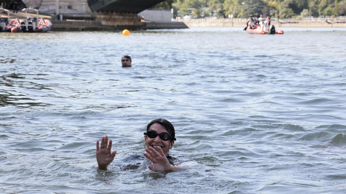 Anne Hidalgo saluda a la cámara desde el Sena.