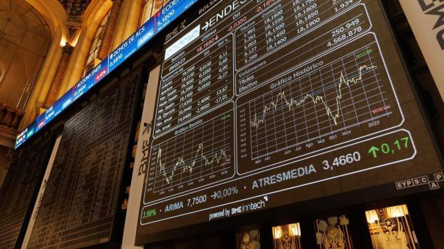 Un panel del Ibex 35 en el Palacio de la Bolsa.