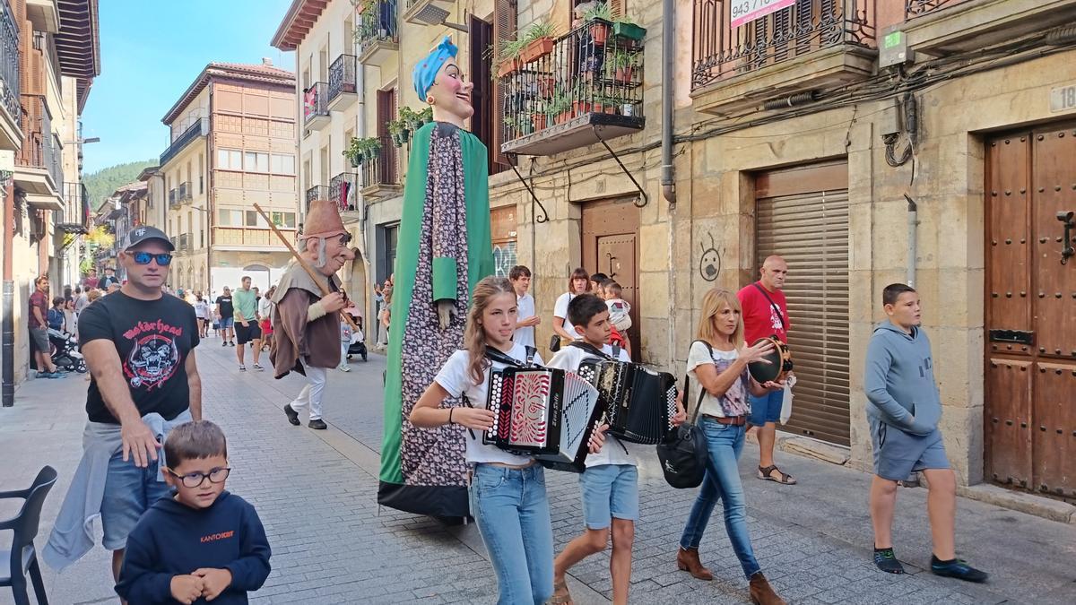 Trikitilaris de Jose Azpiazu Musika Eskola ponen ritmo al desfile de la comparsa de Atzeko Kale.